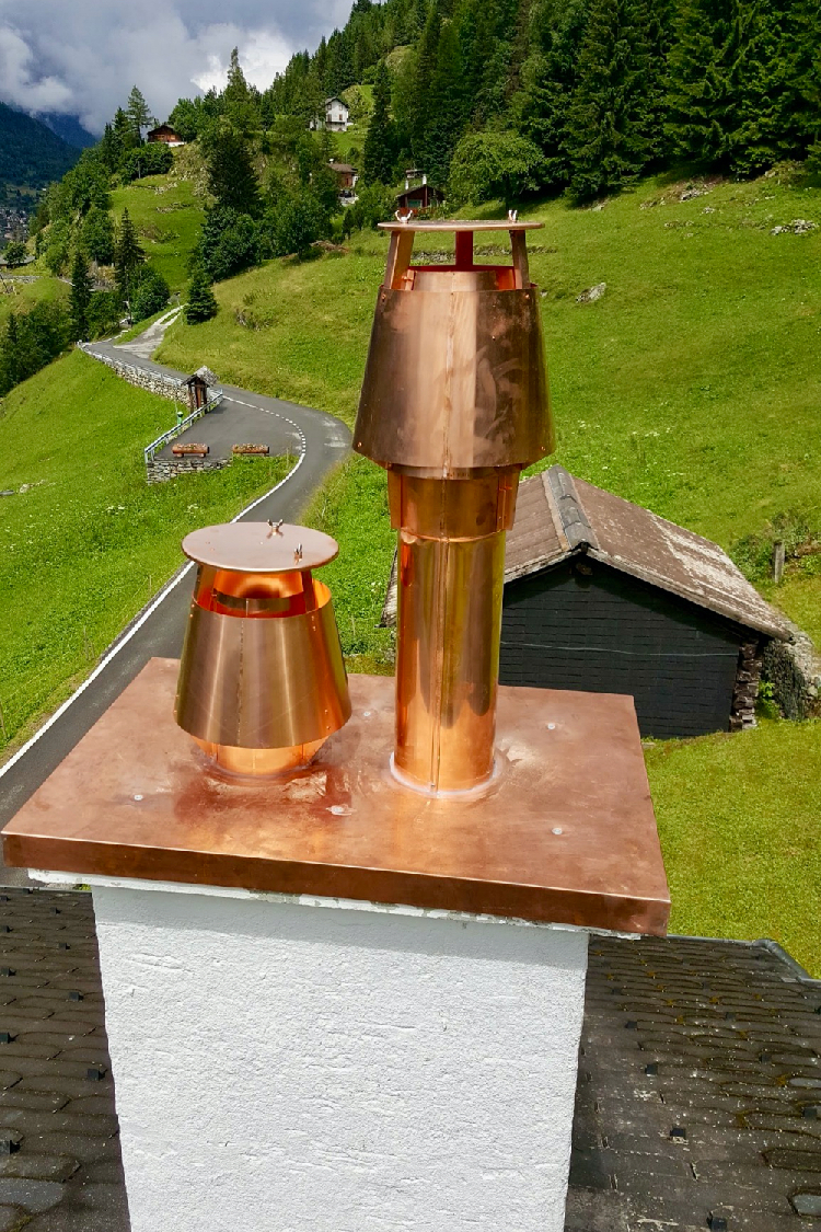 Casing of a double bushel with copper cover and cape