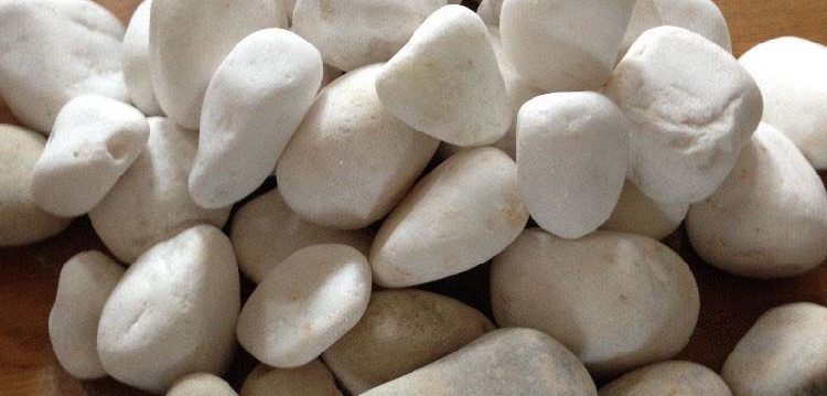 Openhaarddecoratie: grote witte kiezelstenen