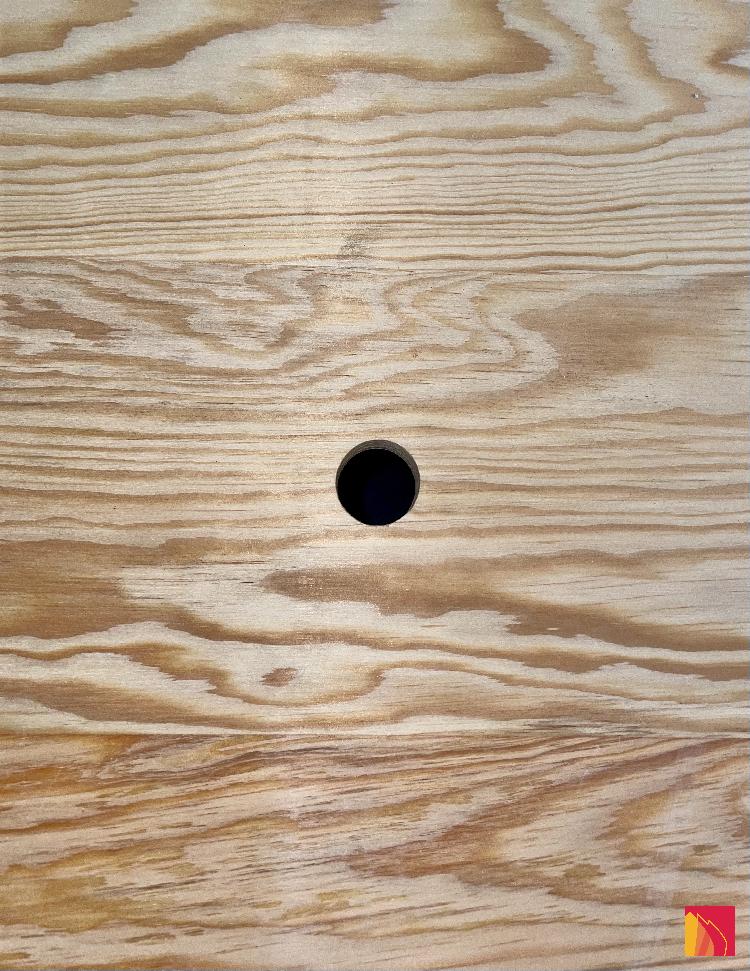 The top hatch is equipped with a hole for handling.