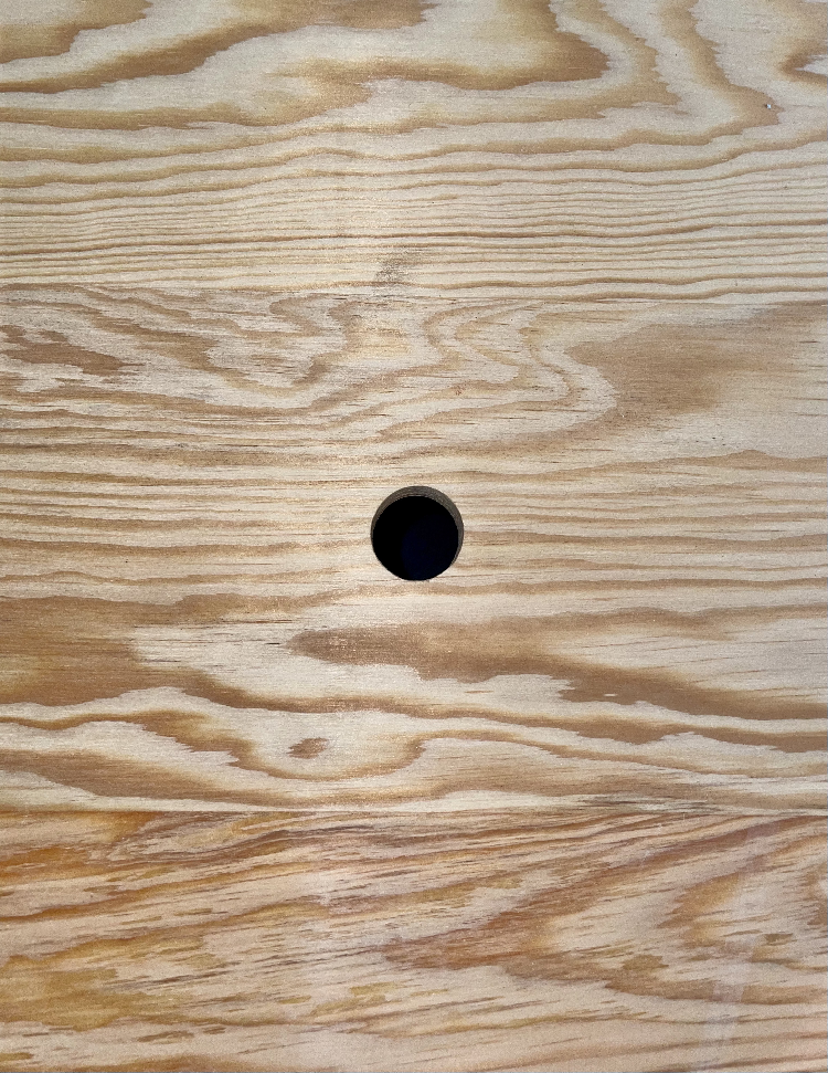 The top hatch is equipped with a hole for handling.