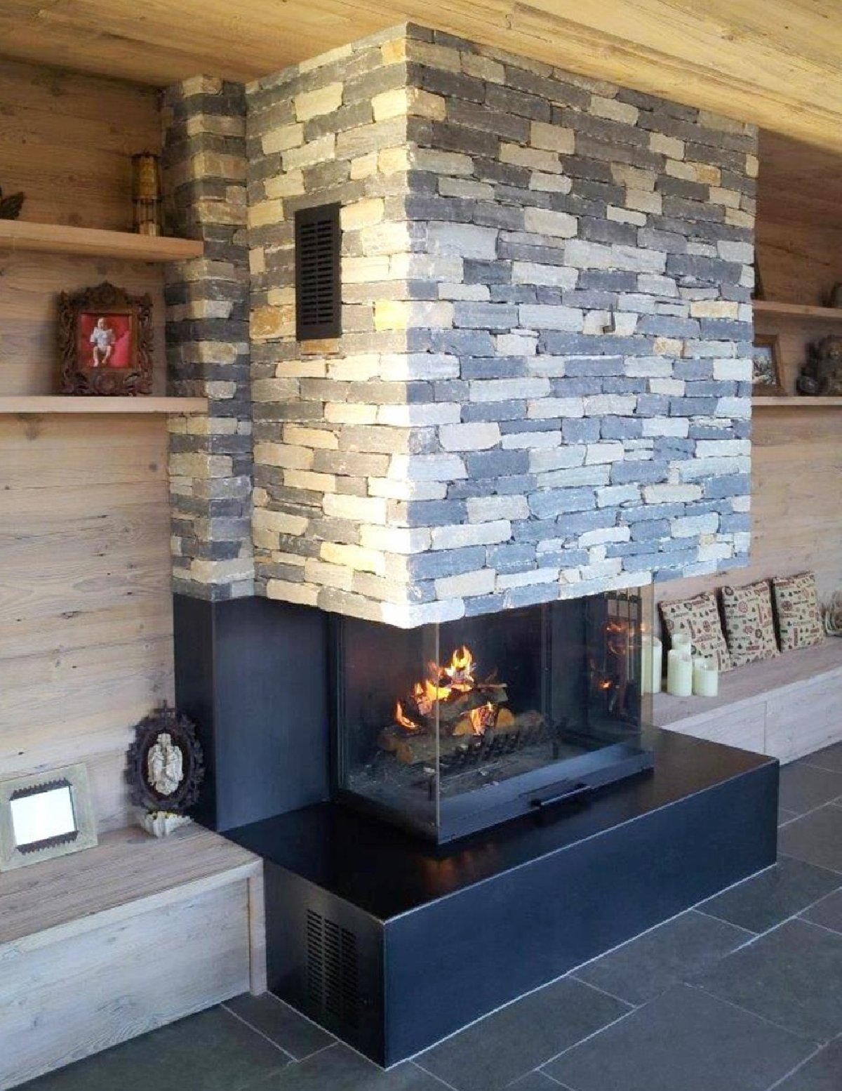 Cheminée trois vitres avec socle en acier et un habillage en pierre de St-Léonard - Carron-Lugon